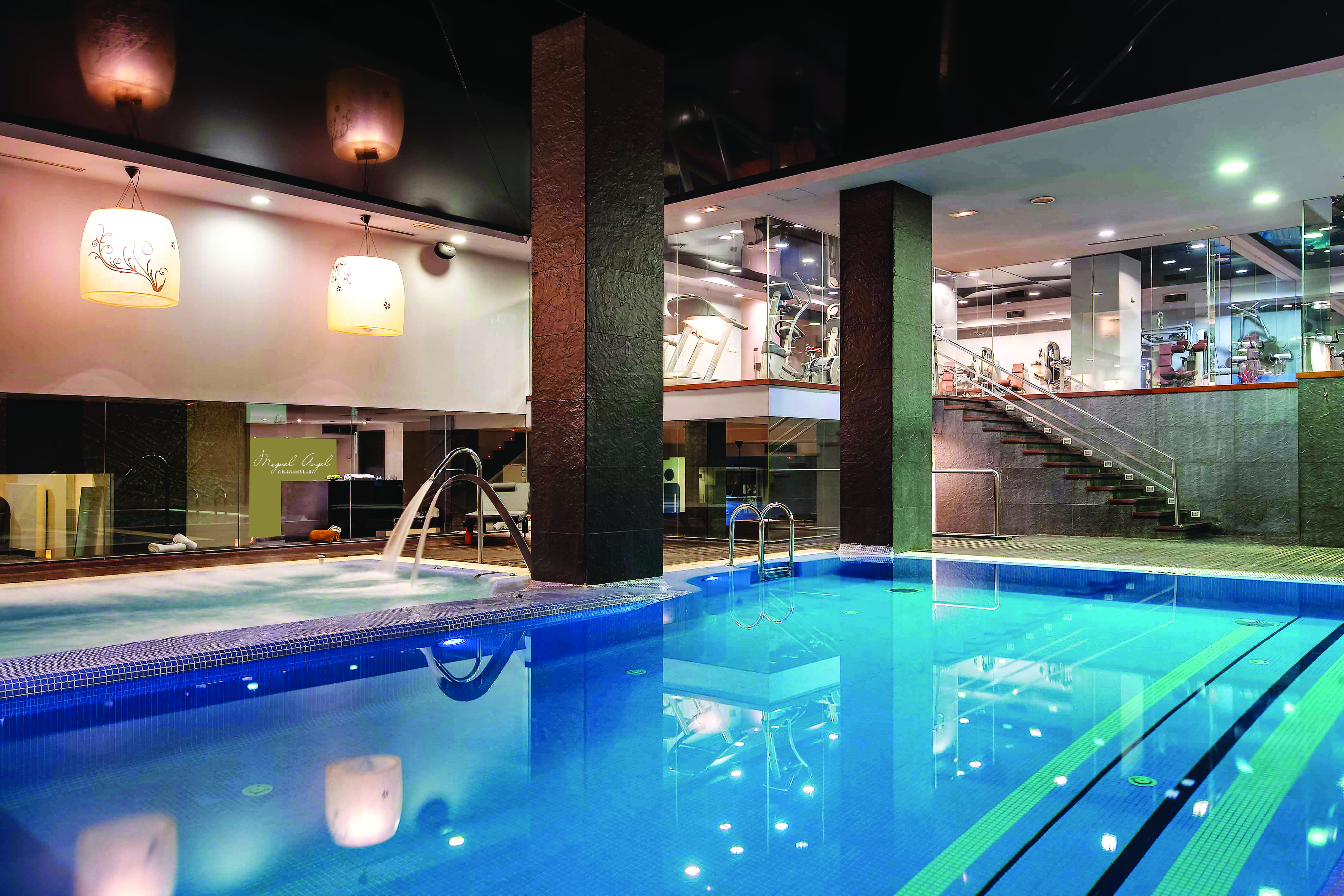 Hotel Miguel Angel Μαδρίτη Εξωτερικό φωτογραφία The swimming pool at the hotel