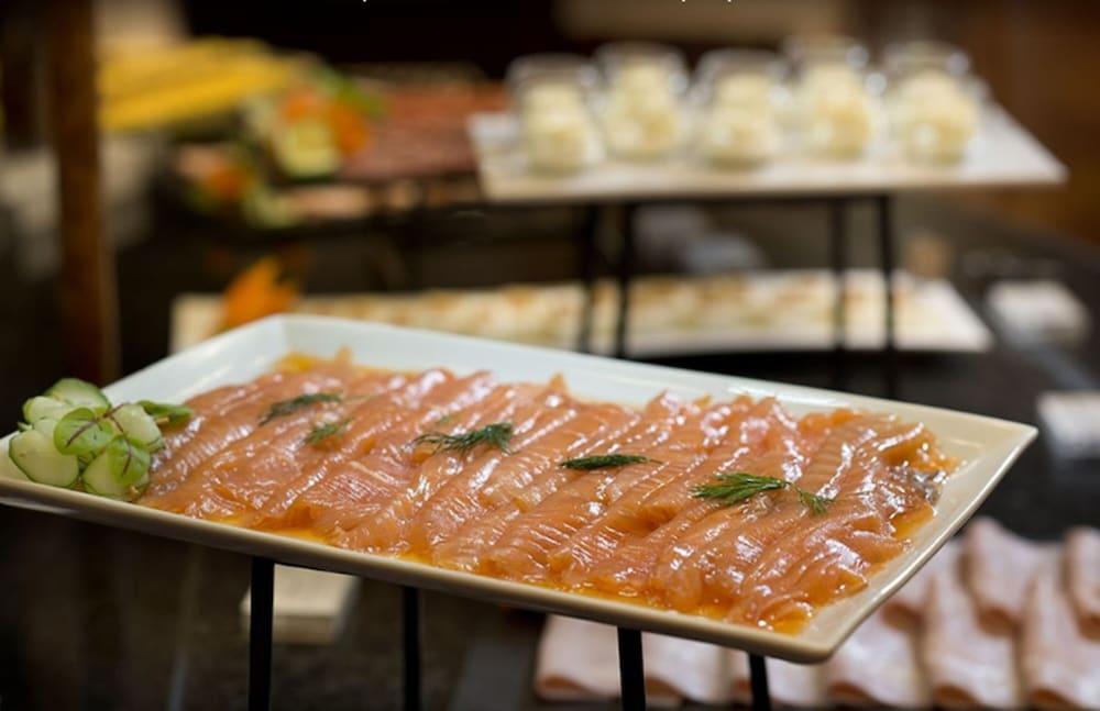 Hotel Miguel Angel Μαδρίτη Εξωτερικό φωτογραφία Salmon sashimi