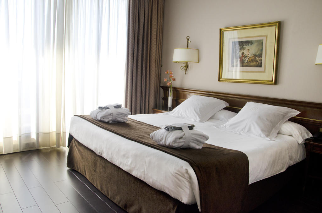 Hotel Miguel Angel Μαδρίτη Εξωτερικό φωτογραφία A bedroom in a hotel