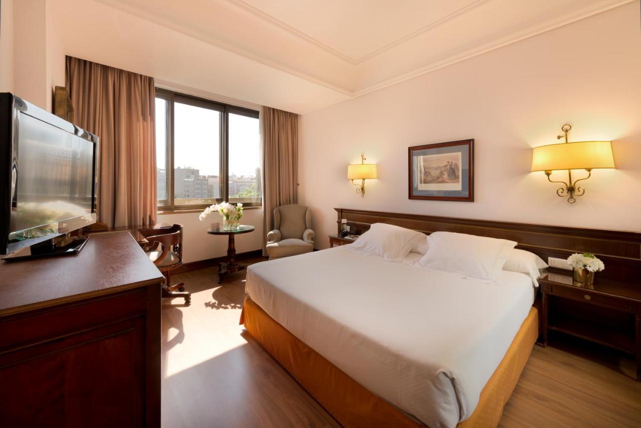 Hotel Miguel Angel Μαδρίτη Εξωτερικό φωτογραφία A room at the hotel