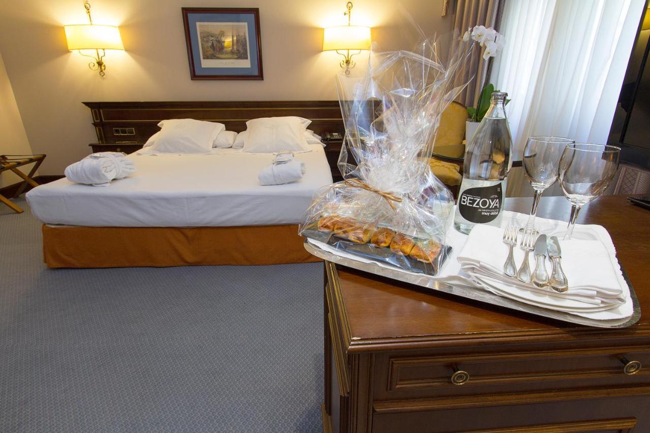Hotel Miguel Angel Μαδρίτη Εξωτερικό φωτογραφία A room at the hotel