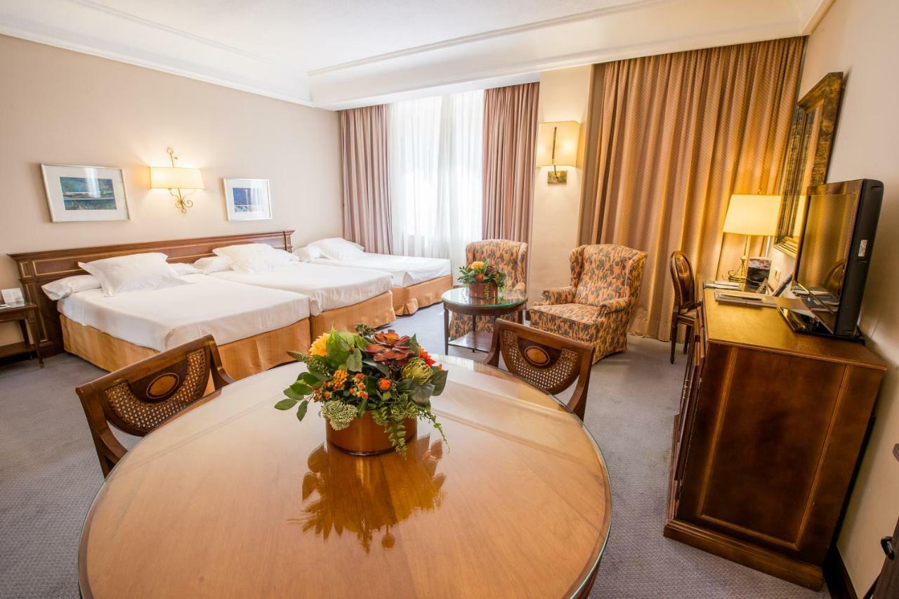 Hotel Miguel Angel Μαδρίτη Εξωτερικό φωτογραφία A room at the hotel