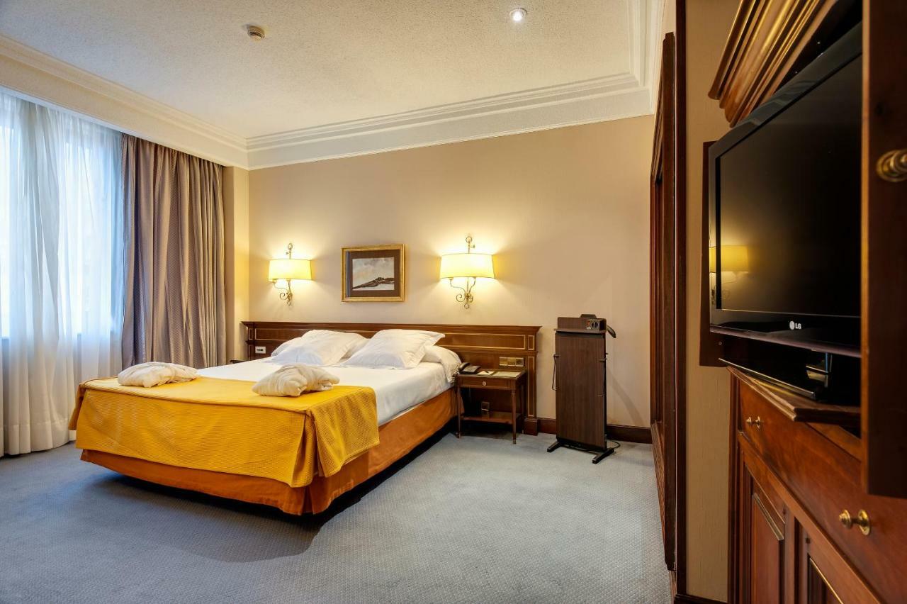 Hotel Miguel Angel Μαδρίτη Εξωτερικό φωτογραφία A room at the hotel