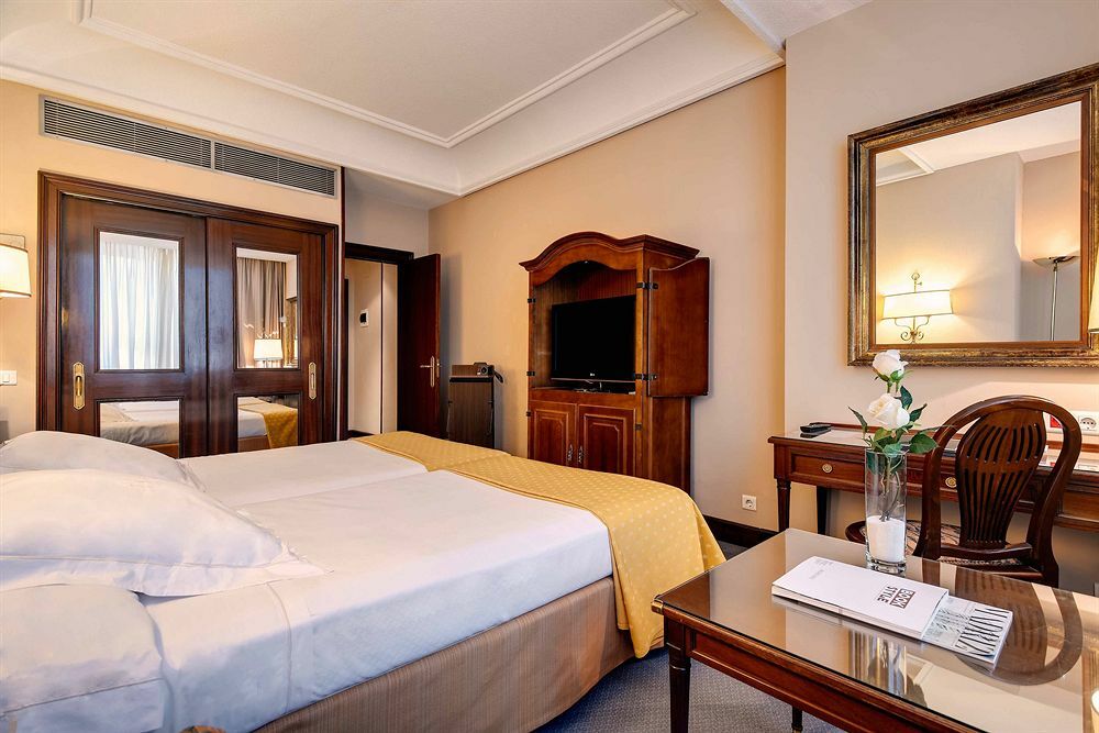 Hotel Miguel Angel Μαδρίτη Εξωτερικό φωτογραφία A room at the hotel