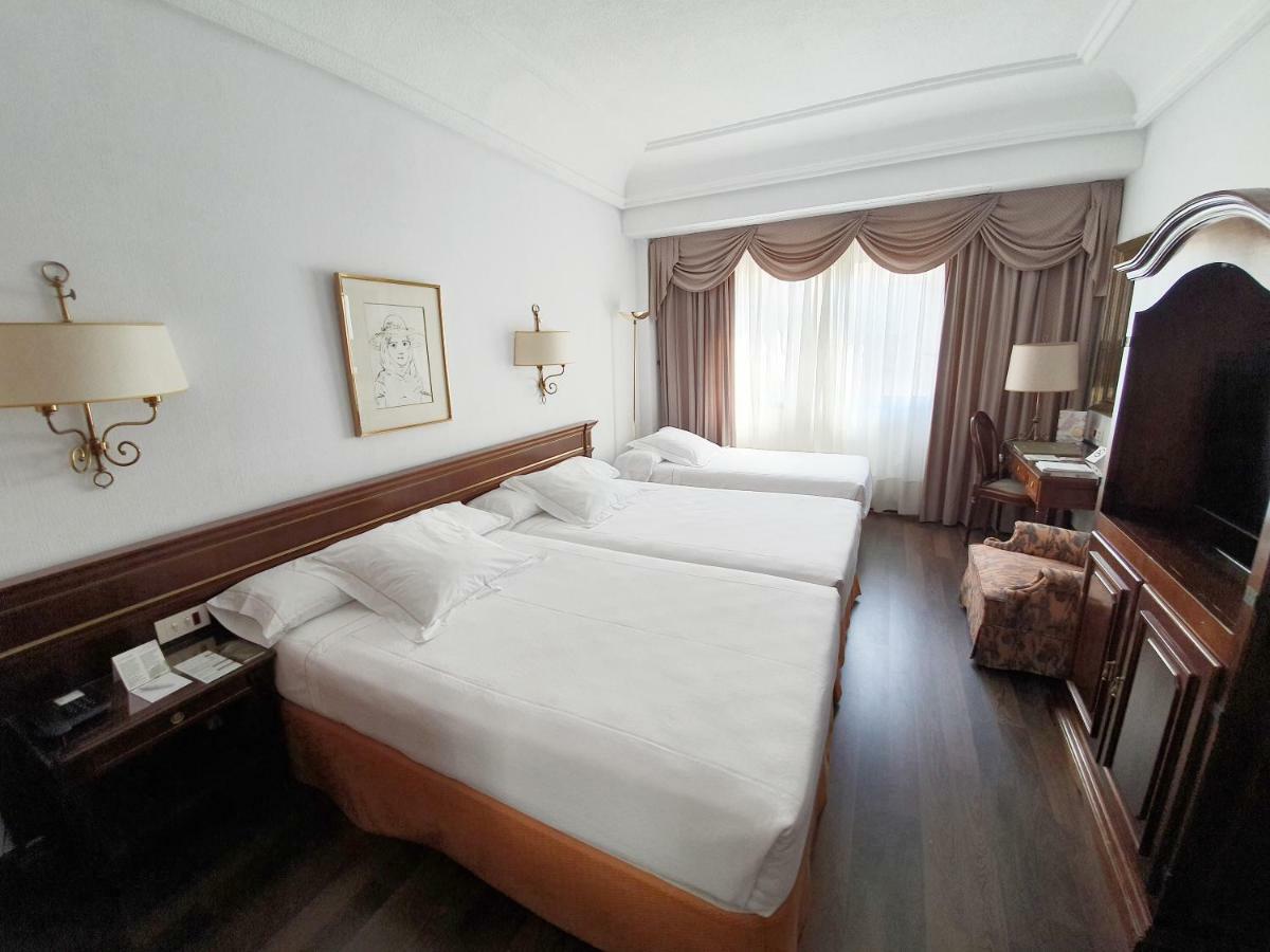Hotel Miguel Angel Μαδρίτη Εξωτερικό φωτογραφία A room at the hotel