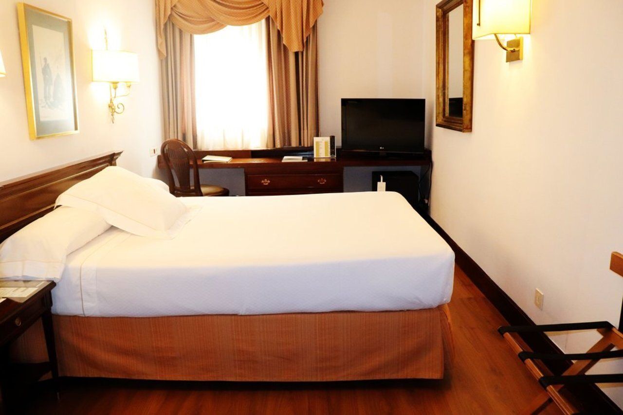 Hotel Miguel Angel Μαδρίτη Εξωτερικό φωτογραφία A room at the hotel